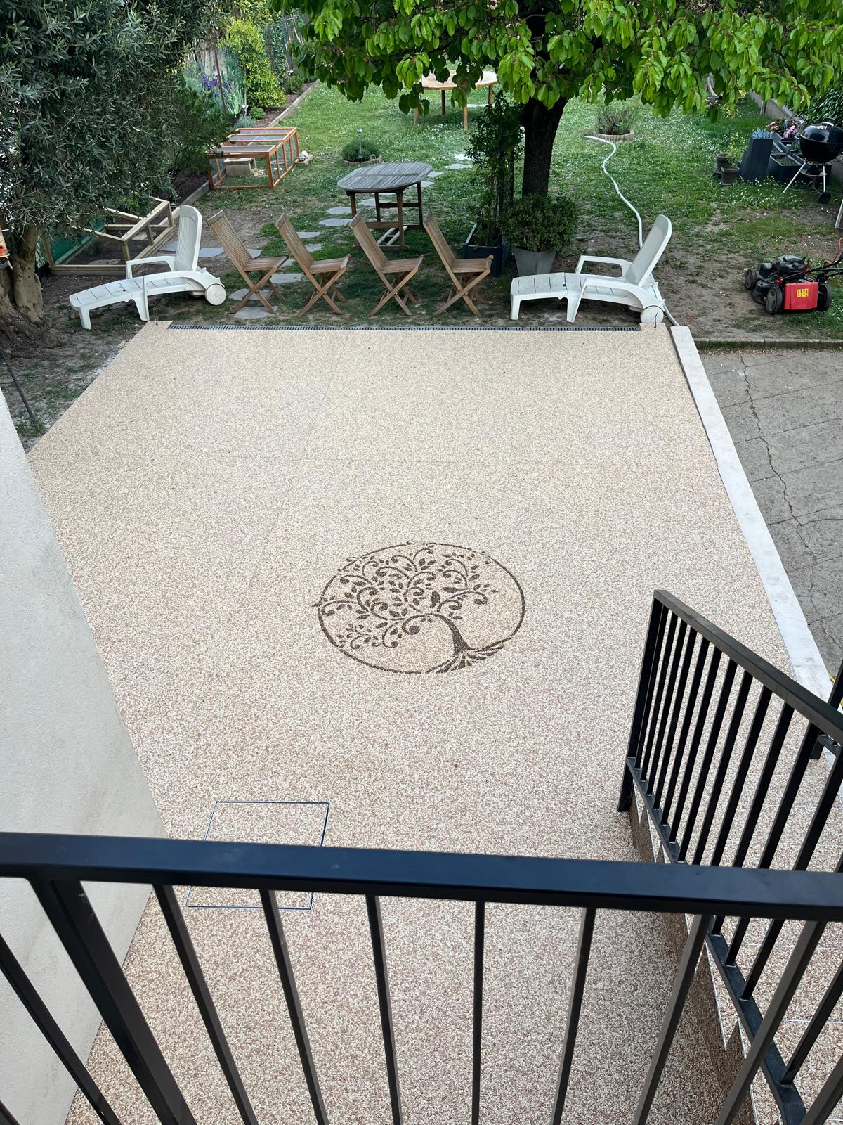 Grande terrasse en moquette de pierre avec motif arbre de vie
