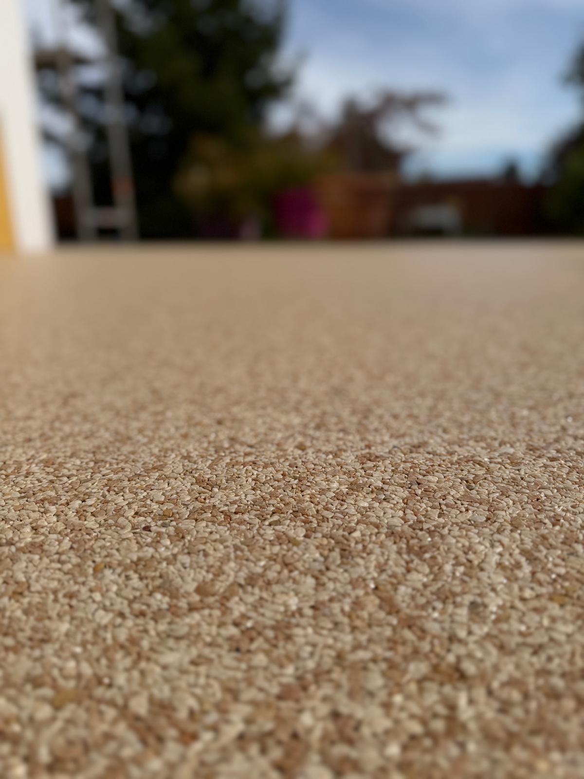 Gros plan sur une moquette de pierre beige