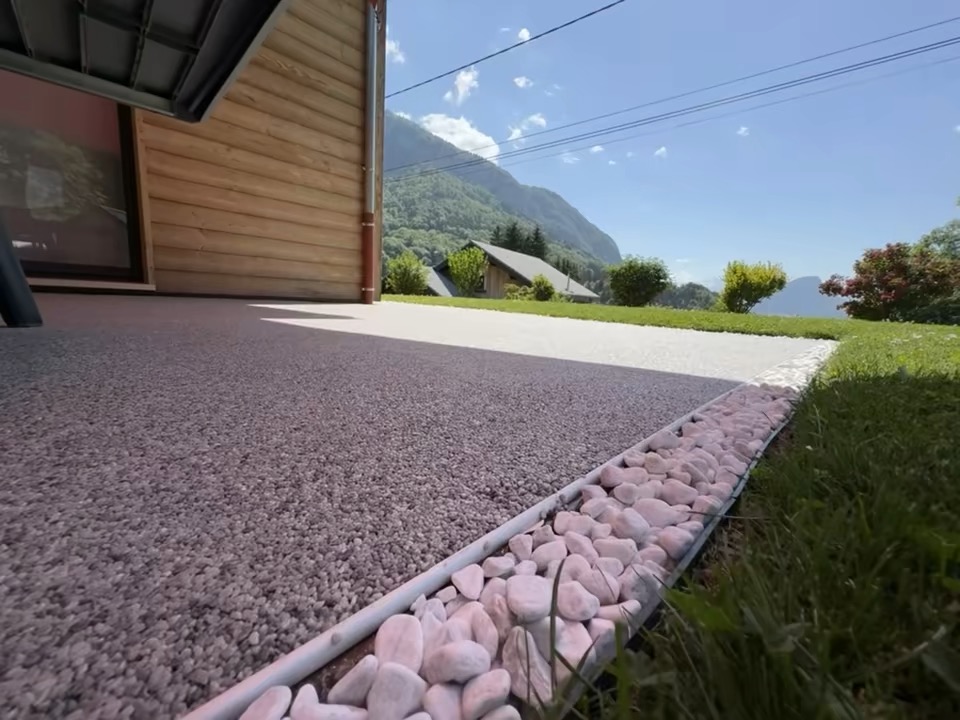 Terrasse bicolore en moquette de pierre avec vue sur les montagnes