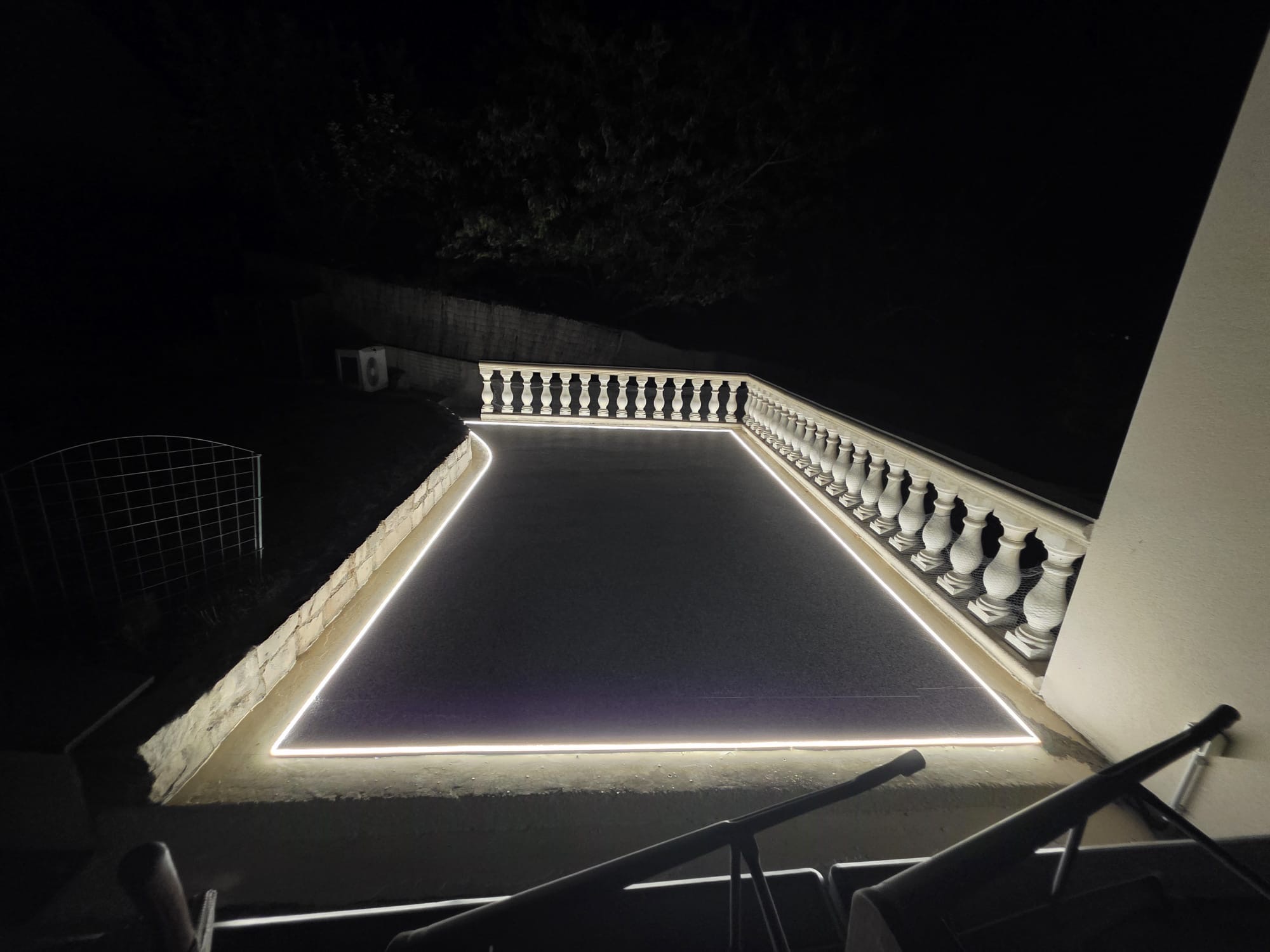 Terrasse en moquette de pierre soulignée par un éclairage nocturne