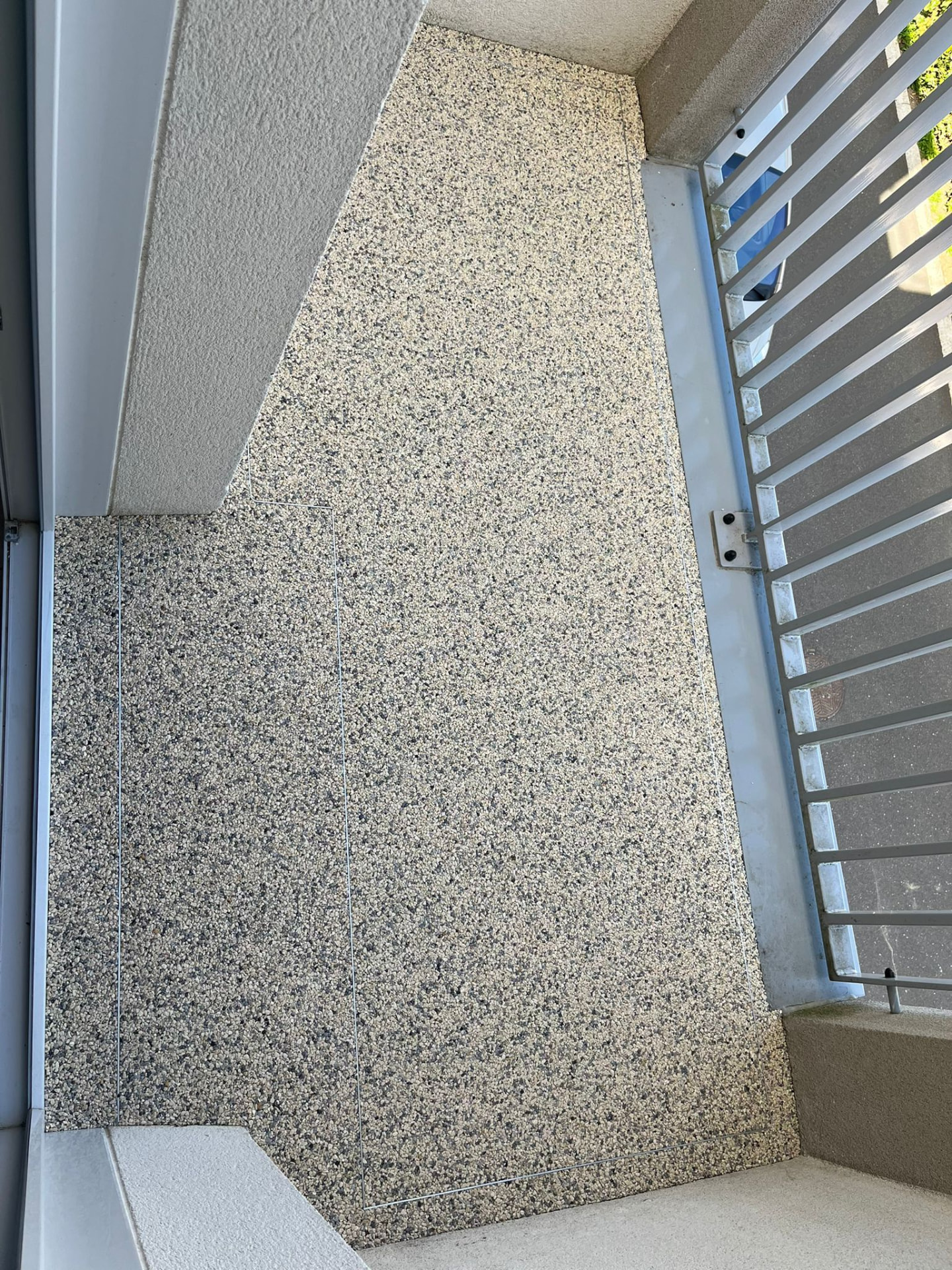 Coursive extérieure en moquette de pierre grise