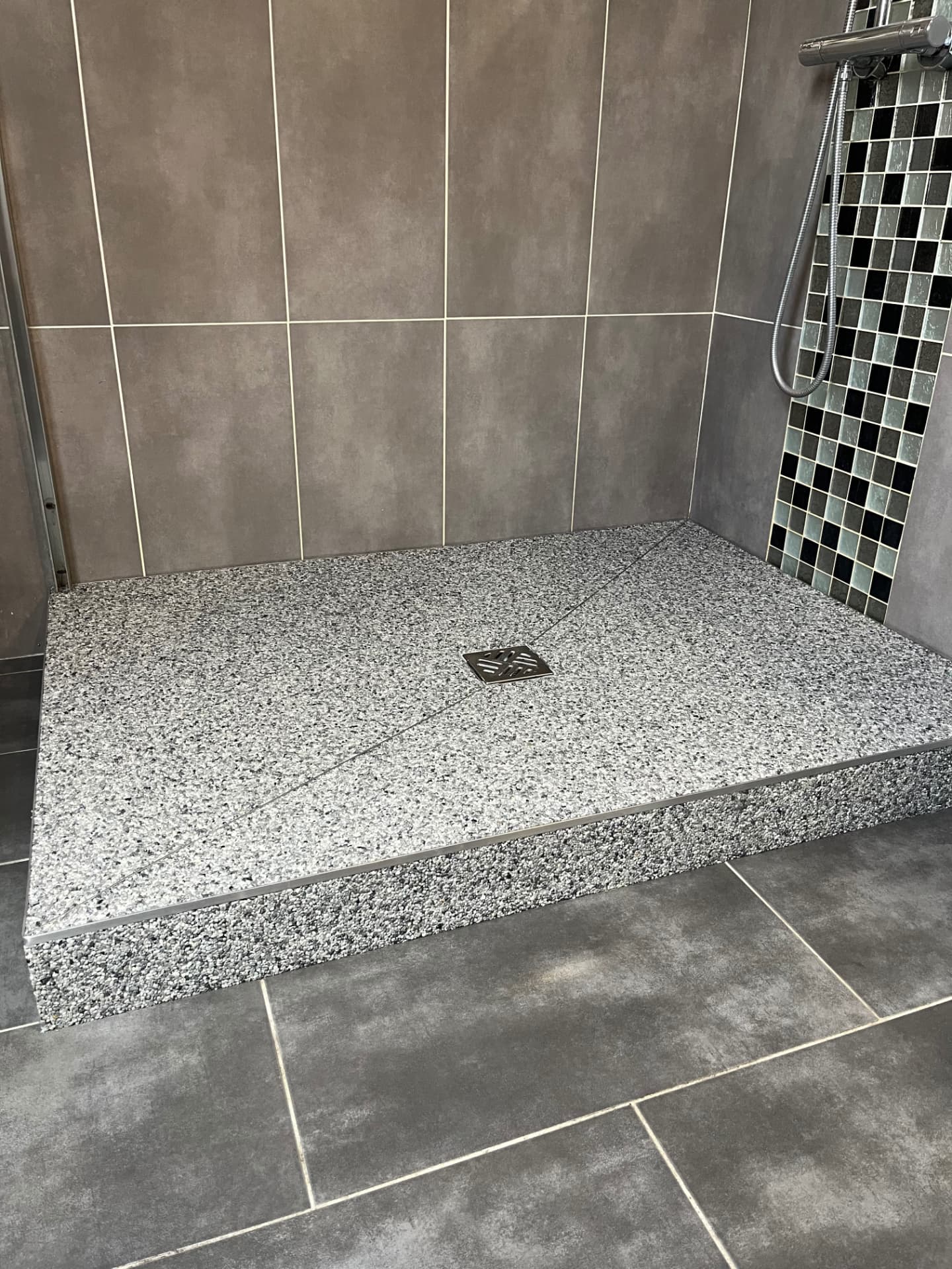 Receveur de douche en moquette de pierre grise