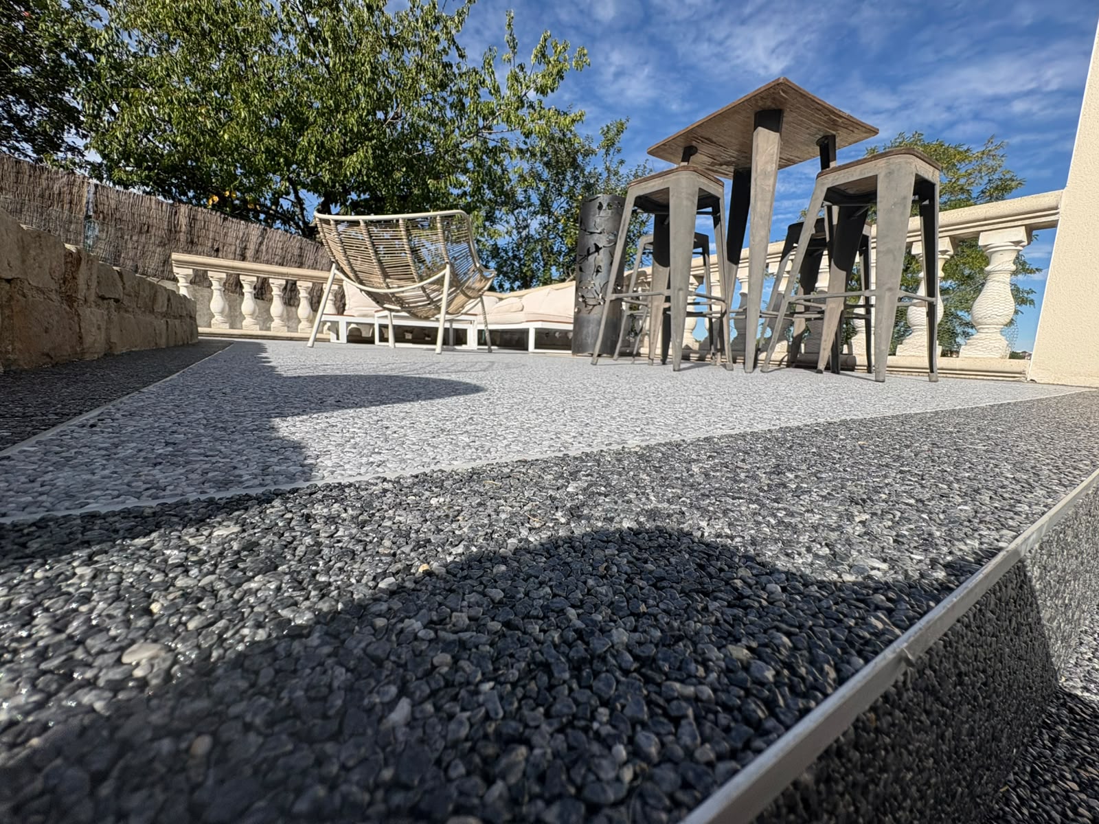 Terrasse bicolore en moquette de pierre grise et blanche