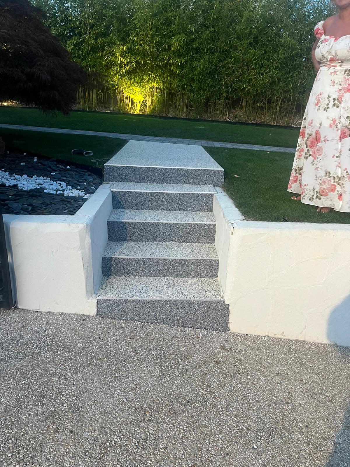 Escalier de jardin en moquette de pierre grise